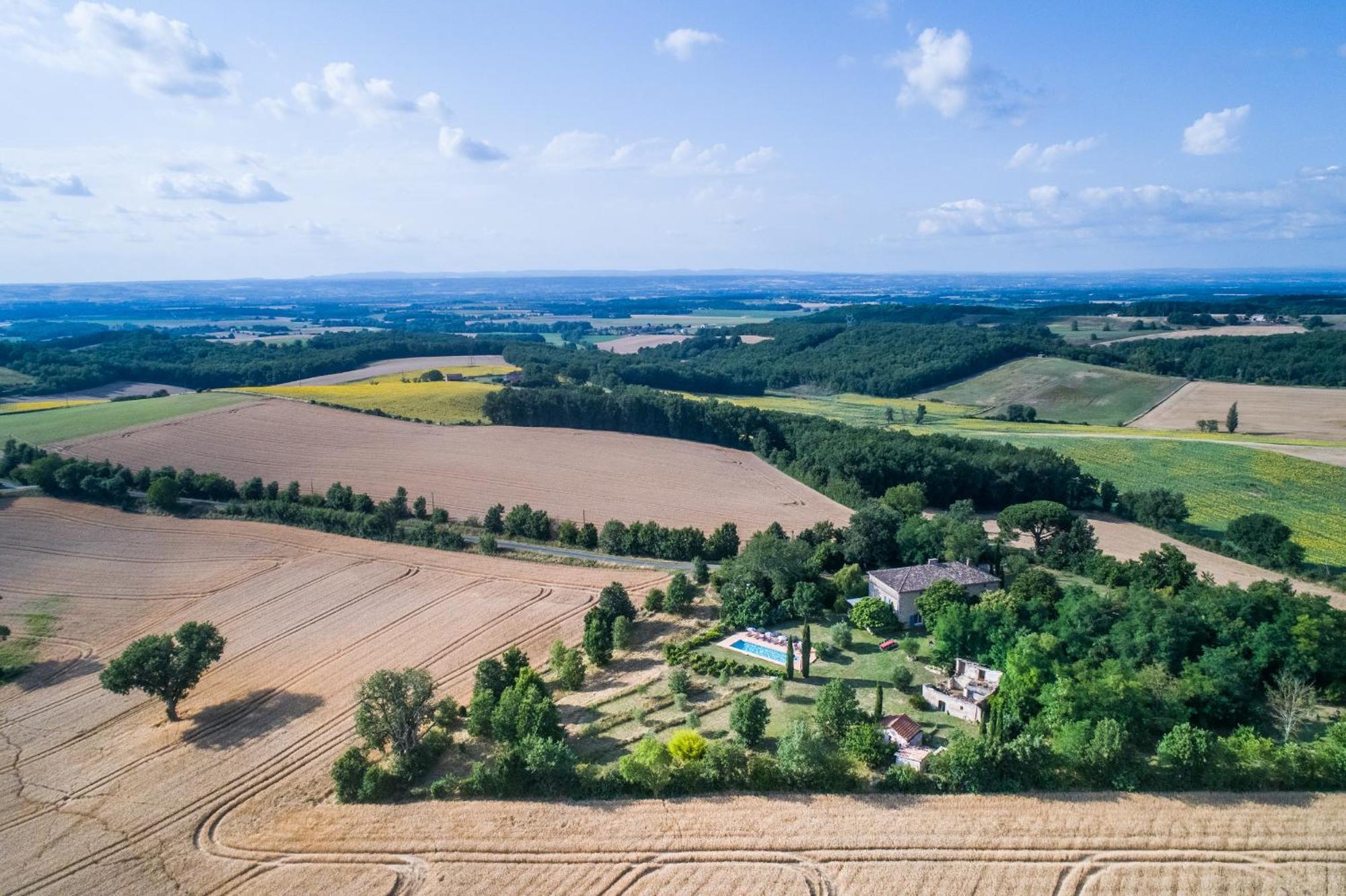 Au Mas Des Calmettes Bed and Breakfast Parisot  Esterno foto