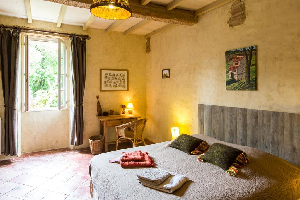 Au Mas Des Calmettes Bed and Breakfast Parisot  Esterno foto